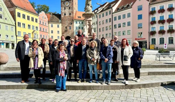 Fotos: Stadt Burghausen Das Gruppenfoto mit Erstem Bürgermeister Florian Schneider, Mitgliedern des Stadtrates sowie Mitarbeitern aus der Verwaltung ist in Landsberg in der Altstadt entstanden.