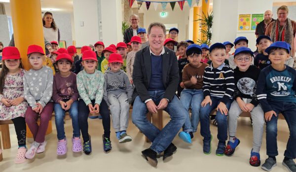Erster Bürgermeister Florian Schneider (vorne Mitte) besuchte mit Schulreferent Norbert Englisch (hinten Mitte) die Burghauser Grundschulen. Als Erstes war die Johannes-Hess-Schule dran, wo auch dieses Foto aufgenommen wurde. Fotocredit: Stadt Burghausen/ebh