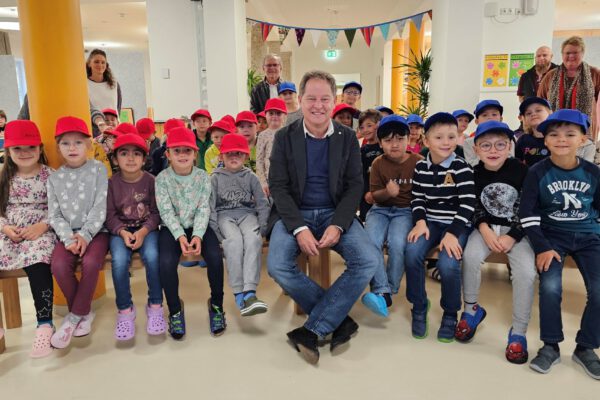 Erster Bürgermeister Florian Schneider (vorne Mitte) besuchte mit Schulreferent Norbert Englisch (hinten Mitte) die Burghauser Grundschulen. Als Erstes war die Johannes-Hess-Schule dran, wo auch dieses Foto aufgenommen wurde. Fotocredit: Stadt Burghausen/ebh Erster Bürgermeister Florian Schneider (vorne Mitte) besuchte mit Schulreferent Norbert Englisch (hinten Mitte) die Burghauser Grundschulen. Als Erstes war die Johannes-Hess-Schule dran, wo auch dieses Foto aufgenommen wurde. Fotocredit: Stadt Burghausen/ebh