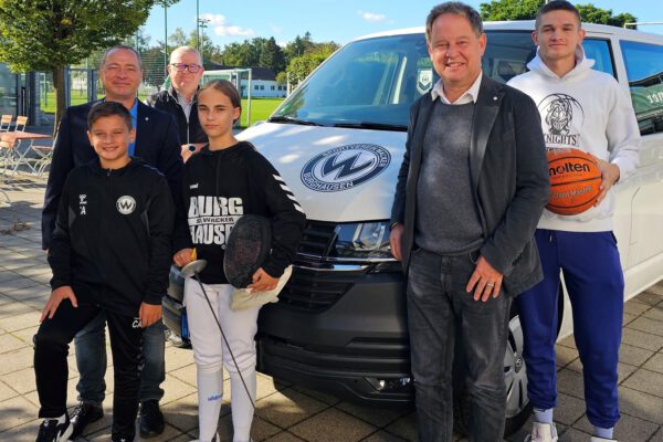 Von links nach rechts: Adin Cakor (10) aus der Fußballabteilung, Heiko Hiller, Geschäftsführer des SV Wacker, Martin Hinterwinkler, Leiter des städtischen Ordnungsamts, Antonia Hiller (13), Fechterin beim SV Wacker, Erster Bürgermeister Florian Schneider und Gabriel Cesnik (17), spielt Basketball beim SV Wacker. © Stadt Burghausen/ebh Von links nach rechts: Adin Cakor (10) aus der Fußballabteilung, Heiko Hiller, Geschäftsführer des SV Wacker, Martin Hinterwinkler, Leiter des städtischen Ordnungsamts, Antonia Hiller (13), Fechterin beim SV Wacker, Erster Bürgermeister Florian Schneider und Gabriel Cesnik (17), spielt Basketball beim SV Wacker. © Stadt Burghausen/ebh