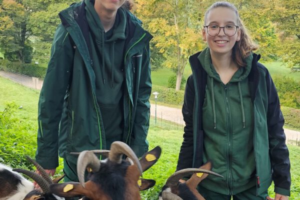 Annalena Wallner (r.) und Joel Feige absolvieren seit Anfang September 2024 ein Freiwilliges ökologisches Jahr im Umweltamt der Stadt Burghausen. Fotocredit: Stadt Burghausen/ebh Annalena Wallner (r.) und Joel Feige absolvieren seit Anfang September 2024 ein Freiwilliges ökologisches Jahr im Umweltamt der Stadt Burghausen. Fotocredit: Stadt Burghausen/ebh