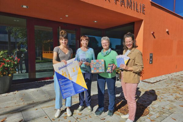 Der Spieleabend für Erwachsene sowie der Workshop für kreatives Schreiben finden in Zukunft im Haus der Familie statt. V. l. n. r.: Christin Moll, Leiterin der Stadtbibliothek, Regine Baumgärtel, Leiterin des Workshops „Kreatives Schreiben“ in der Stadtbibliothek, Christiane Rüdiger, Organisatorin der Spieleabende, und Christine Auberger, Leiterin des Hauses der Familie. © Stadt Burghausen/ebh Der Spieleabend für Erwachsene sowie der Workshop für kreatives Schreiben finden in Zukunft im Haus der Familie statt. V. l. n. r.: Christin Moll, Leiterin der Stadtbibliothek, Regine Baumgärtel, Leiterin des Workshops „Kreatives Schreiben“ in der Stadtbibliothek, Christiane Rüdiger, Organisatorin der Spieleabende, und Christine Auberger, Leiterin des Hauses der Familie. © Stadt Burghausen/ebh