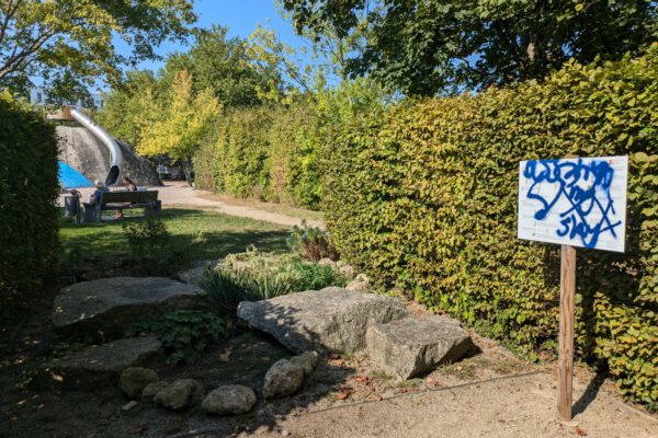 Vandalismus im Stadtpark macht die eigentlich wunderschönen Patengärten aus der Zeit der Landegartenschau (2004) zu einem traurigen Anblick. Die Gärten werden ehrenamtlich gepflegt. Fotocredit: Stadt Burghausen