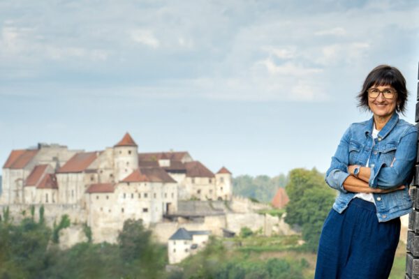 Die erfolgreiche Tourismusbilanz ist für Sigrid Resch, Geschäftsführerin der Burghauser Touristik, kein Grund, sich zurückzulehnen. Stattdessen laufen die Vorbereitungen für das 1000-jährige Jubiläum von Burghausen auf Hochtouren. Fotocredit: Burghauser Touristik/Andrea Obele