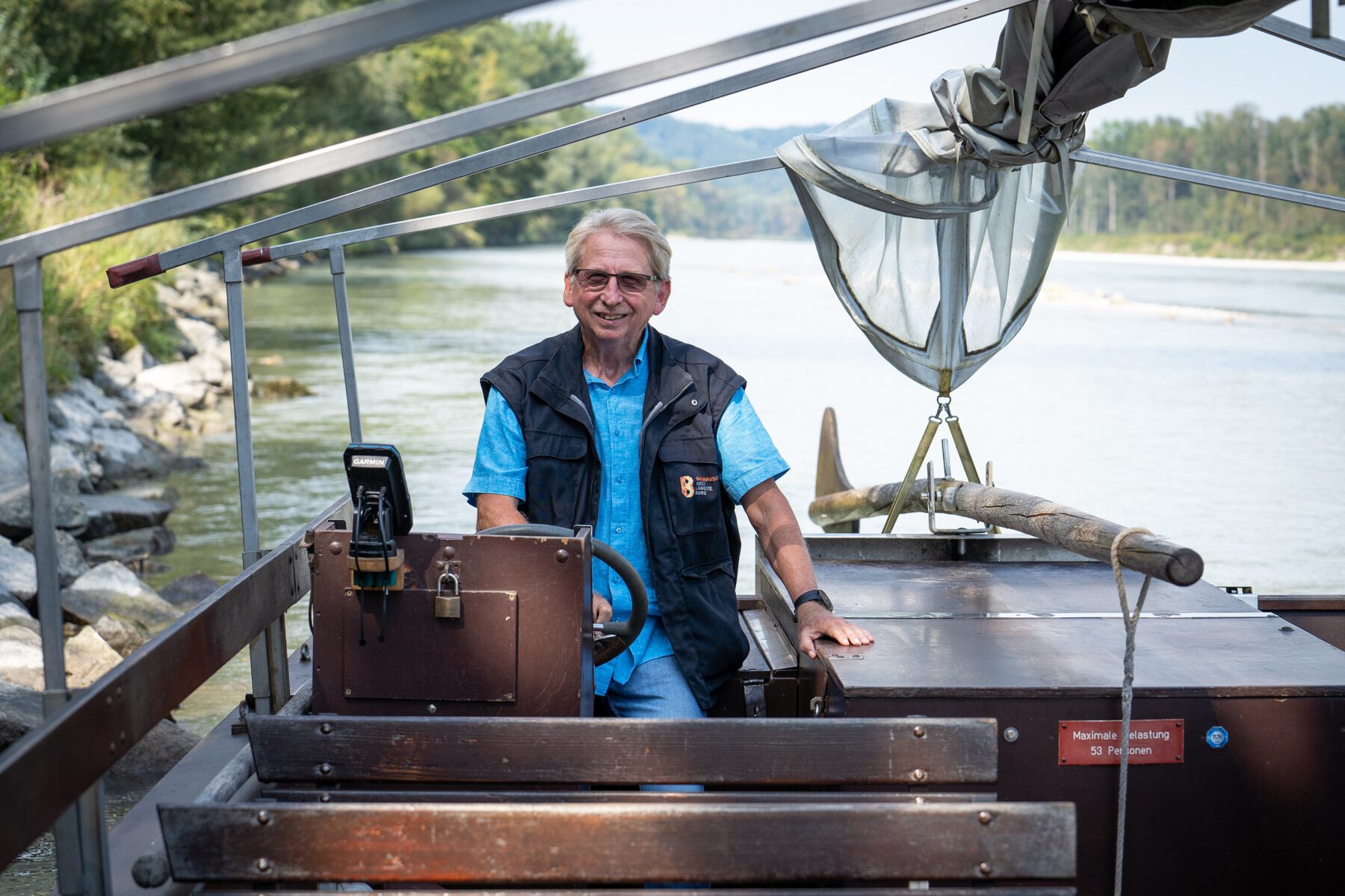 Sepp Kramler lenkt als neu ausgebildeter Plättenfahrer die Plätte „Burghausen“ sicher auf der Salzach. Fotocredit: Burghauser Touristik/Andrea Obele