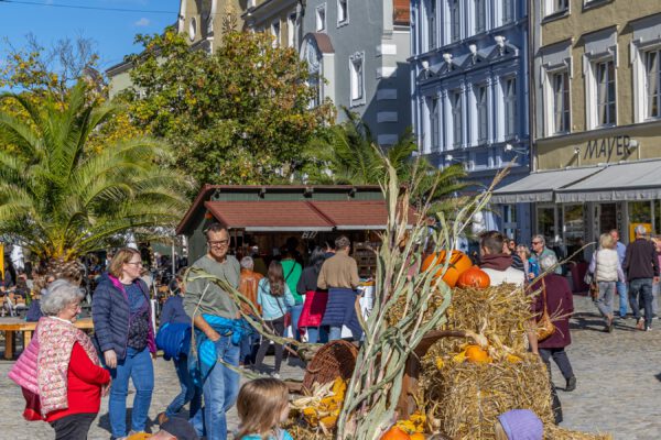 Der beliebte Gallimarkt lädt am Sonntag, 27. Oktober, zu einem Besuch in die Altstadt. Fotocredit: Burghauser Touristik GmbH