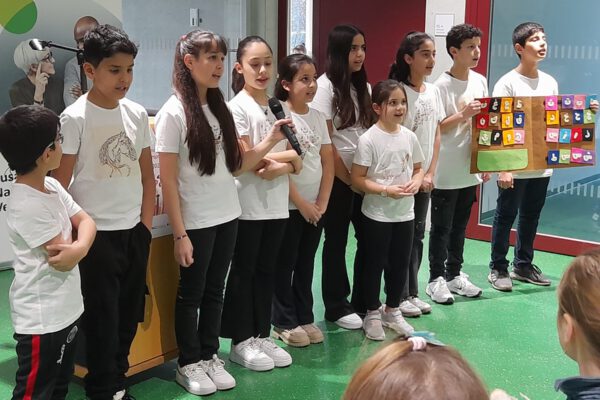 Fotos: Sprachen lernen hält jung: vhs-Kursleiterin Claudia Zahn mit ihrer Englisch-Klasse im Haus der Familie. Die Arabische Schule beim Internationalen Tag der Muttersprache 2024 im Haus der Familie. Fotocredit: © Stadt Burghausen/Haus der Familie Fotos: Sprachen lernen hält jung: vhs-Kursleiterin Claudia Zahn mit ihrer Englisch-Klasse im Haus der Familie. Die Arabische Schule beim Internationalen Tag der Muttersprache 2024 im Haus der Familie. Fotocredit: © Stadt Burghausen/Haus der Familie