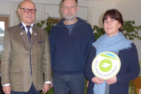 Stellvertretend für die acht Kommunen ist Burgkirchen, mit (von links) Bürgermeister Johann Krichenbauer, Träger der Öko-Modellregion Inn Salzach. Fragen zu Kleinprojekten beantwortet Projekt-Manager Thomas Reiter. Christina Lipp-Himmer unterstützt ihn seit November. Foto: OEM Inn-Salzach