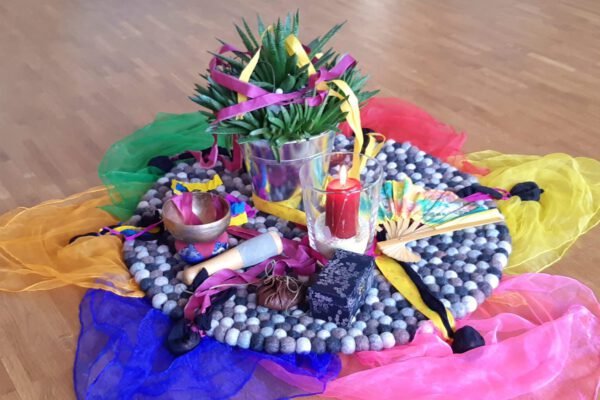 Tanzend feiern wir den bunten Frühling_Bildrechte-CarolaBurger_Mitte 20201 Tanzend feiern wir den bunten Frühling_Bildrechte-CarolaBurger_Mitte 20201