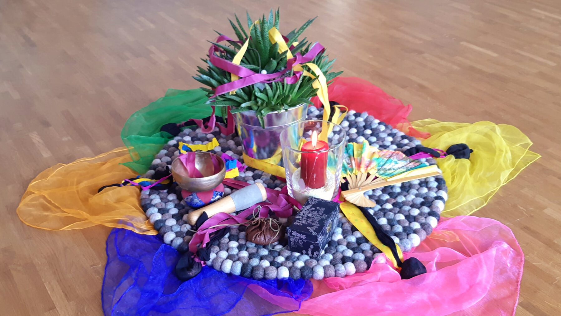 Tanzend feiern wir den bunten Frühling Bildrechte CarolaBurger Mitte 20201