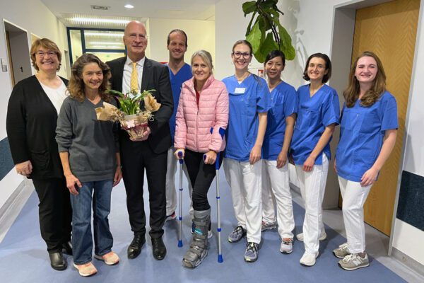 Freude über die erste Patientin im Therapiezentrum Burghausen: (v.li.) Maria Häusl (Leitung Therapiezentrum), Charlotte Wengler (Rezeptionsmitarbeiterin), Stefan Todtwalusch (Klinikleiter), Tobias Roth (Leitung Physiotherapie), Josefa Sextl (Patientin), Sarah Finsterwalder (Leitung Ergotherapie) sowie das Therapeutenteam bestehend aus Sivi Wagner, Martina Schwab, Konny Seitz. Foto: Schmitzer/InnKlinikum