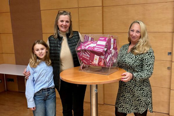 Die fünf Gewinner der Golden Card 2o25 hat Laura Kraus am Mittwochabend unter Aufsicht der Werbering Vorsitzenden Petra Forstpointner sowie Geschäftsführerin simone Mayer und RA Roman Bauer gezogen © Werbering Burghausen