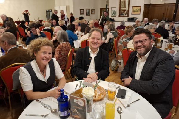 Im voll besetzten Saal des Hotels „Drei Schwanen“: Sabina Schneider, Florian Schneider, Lars Kluge. Fotocredit: Städtepartnerschaftsverein