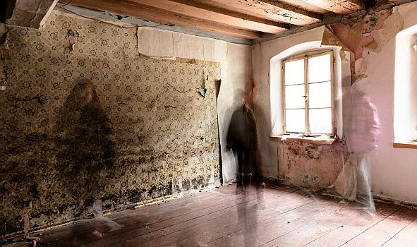 Georg Oberweger zeigte den jungen Fotografen und Fotografinnen Katharina, Ronja, Marla und Finn, wie man Geister fotografiert