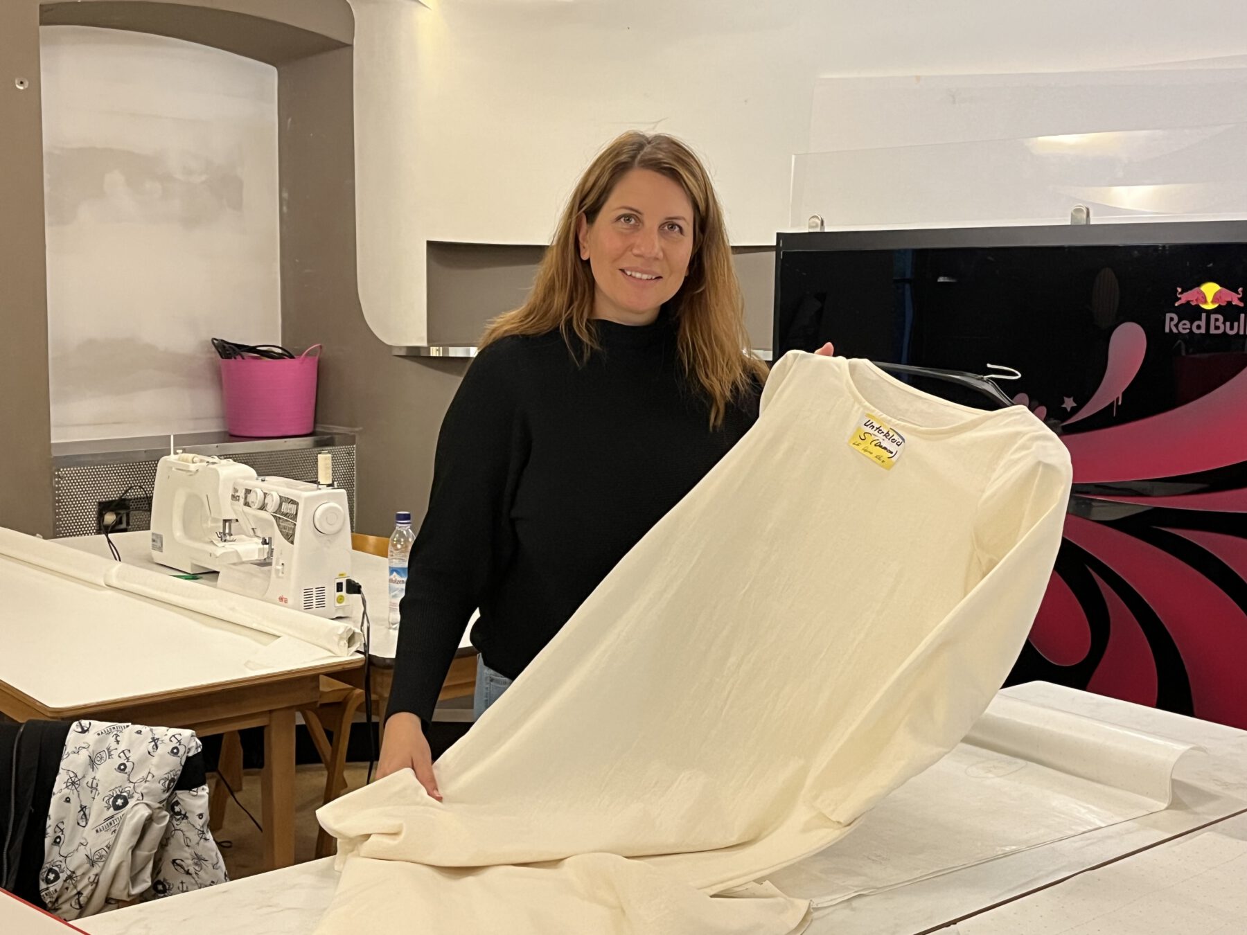 Marina Landauer mit ihrer Nähmaschine. Fotocredit: Sammet