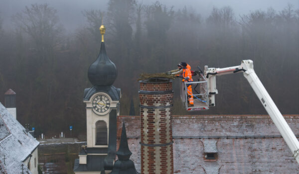 Storchenhilfe in Raitenhaslach: Neues Nest für Frühlingsboten Foto: Hans Mitterer