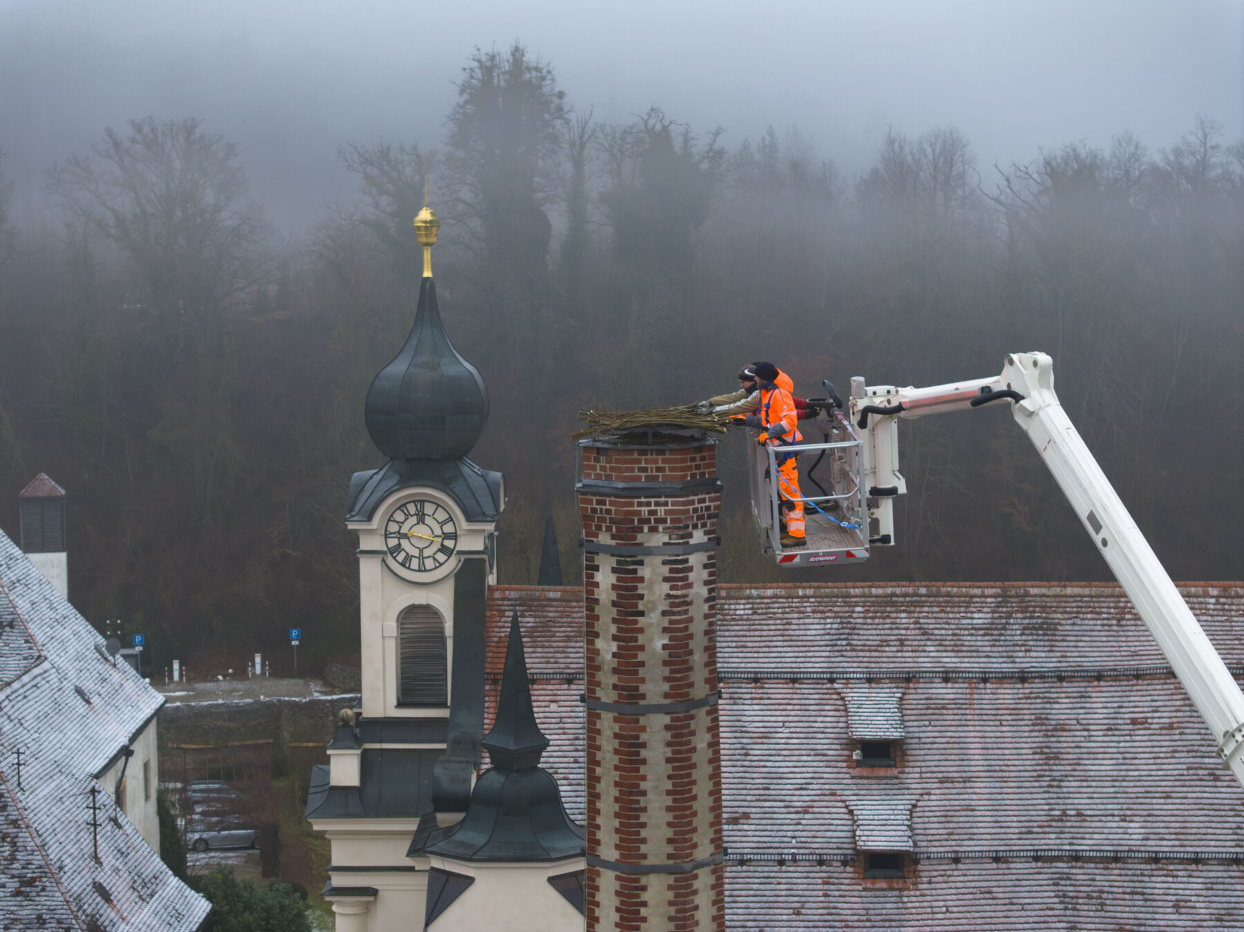 Storchenhilfe in Raitenhaslach: Neues Nest für Frühlingsboten Foto: Hans Mitterer