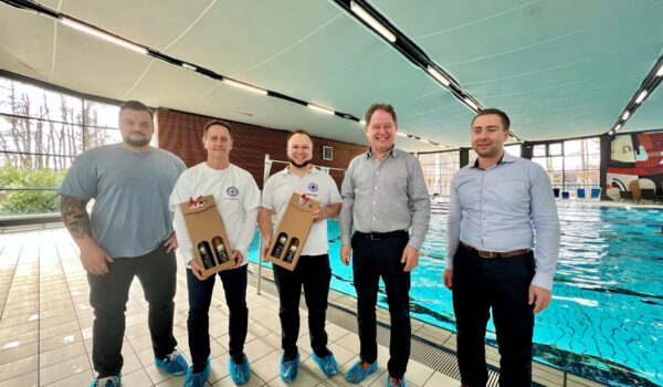Foto: Bäderleiter Florian Moser, Bernhard Huber von der Wasserwacht Burgkirchen-Emmerting, Mayer Robert von der Wasserwacht Burghausen, Erster Bürgermeister Florian Schneider und Bäderleiter Stefan Sajdak. Fotocredit: Stadt Burghausen / Königseder