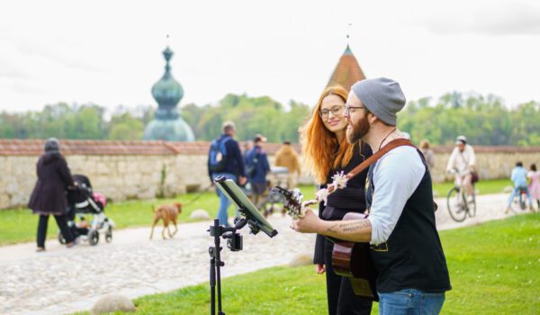 Max Roxton, einer der Initiatoren von Music for Peace, sammelt ebenfalls Spenden für den guten Zweck. Fotocredit: Burghauser Touristik