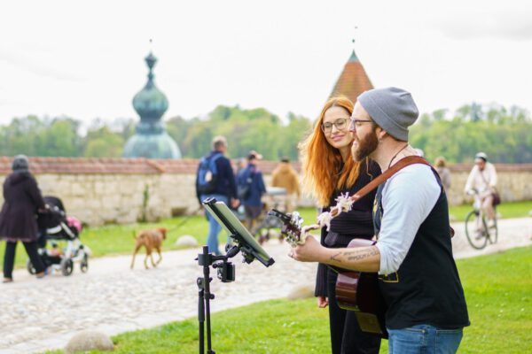 Max Roxton, einer der Initiatoren von Music for Peace, sammelt ebenfalls Spenden für den guten Zweck. Fotocredit: Burghauser Touristik Max Roxton, einer der Initiatoren von Music for Peace, sammelt ebenfalls Spenden für den guten Zweck. Fotocredit: Burghauser Touristik