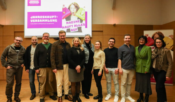 BU: Werbering Vorstandschaft und Mitarbeiter von links: 2. Vorsitzender Christian Baumgartner, Michael Lichtenegger, Christian Fuchs, Johannes Mayer, Geschäftsführerin Simone Mayer, 1. Vorsitzende Petra Forstpointner, Christina Ehberger, Wenzel Breu, Simon Geith, Sigrid Resch und Theresia Lauritz © Werbering Burghausen