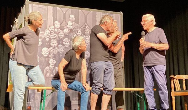 Foto: Die Schauspieler des KUSZ-Theaters Tittmoning, Bernadette Irgmaier, Peter Zeil, Anneliese Hawlik, Petrus Weißmüller und Peter Boergen, präsentieren autobiographische Erinnerungen aus ihrer Kindheit. Fotocredit: KUSZ-Theater Tittmoning