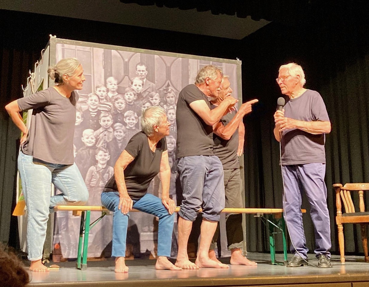 Foto: Die Schauspieler des KUSZ-Theaters Tittmoning, Bernadette Irgmaier, Peter Zeil, Anneliese Hawlik, Petrus Weißmüller und Peter Boergen, präsentieren autobiographische Erinnerungen aus ihrer Kindheit. Fotocredit: KUSZ-Theater Tittmoning