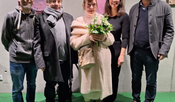 Bild: Auf dem Bild freuen sich Dritter Bürgermeister Stefan Angstl, Knox G. Stallbauer, Irene Ober, Christine Auberger sowie Erster Bürgermeister Florian Schneider über die gelungene Vernissage im Haus der Familie. © Haus der Familie