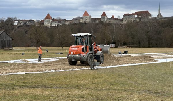 Foto: Aufkiesen am Bergerhof für Freilichttheater Helmbrecht 2025. Fotocredit: Stadt Burghausen / Lechner