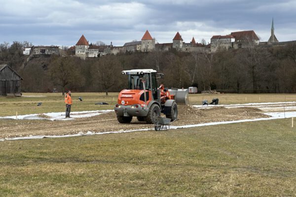 Foto: Aufkiesen am Bergerhof für Freilichttheater Helmbrecht 2025. Fotocredit: Stadt Burghausen / Lechner