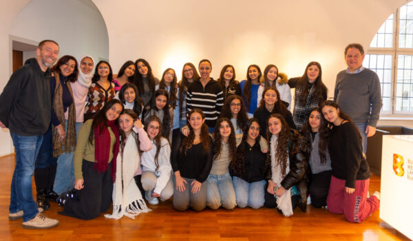 Foto: 23 Schülerinnen aus Alexandra zu Gast im Burghauser Rathaus mit Erstem Bürgermeister Florian Schneider (v.r.), Linette Alion (Mitte, die 2005 als Schülerin dabei war und heute als Lehrerin) sowie Lehrerin Rana Medhat und Stefan Angstl als Initiator des Schüleraustauschs und Lehrer am Aventinus Gymnasium sowie Dritter Bürgermeister. Fotocredit: Stadt Burghausen / köx