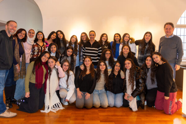 Foto: 23 Schülerinnen aus Alexandra zu Gast im Burghauser Rathaus mit Erstem Bürgermeister Florian Schneider (v.r.), Linette Alion (Mitte, die 2005 als Schülerin dabei war und heute als Lehrerin) sowie Lehrerin Rana Medhat und Stefan Angstl als Initiator des Schüleraustauschs und Lehrer am Aventinus Gymnasium sowie Dritter Bürgermeister. Fotocredit: Stadt Burghausen / köx