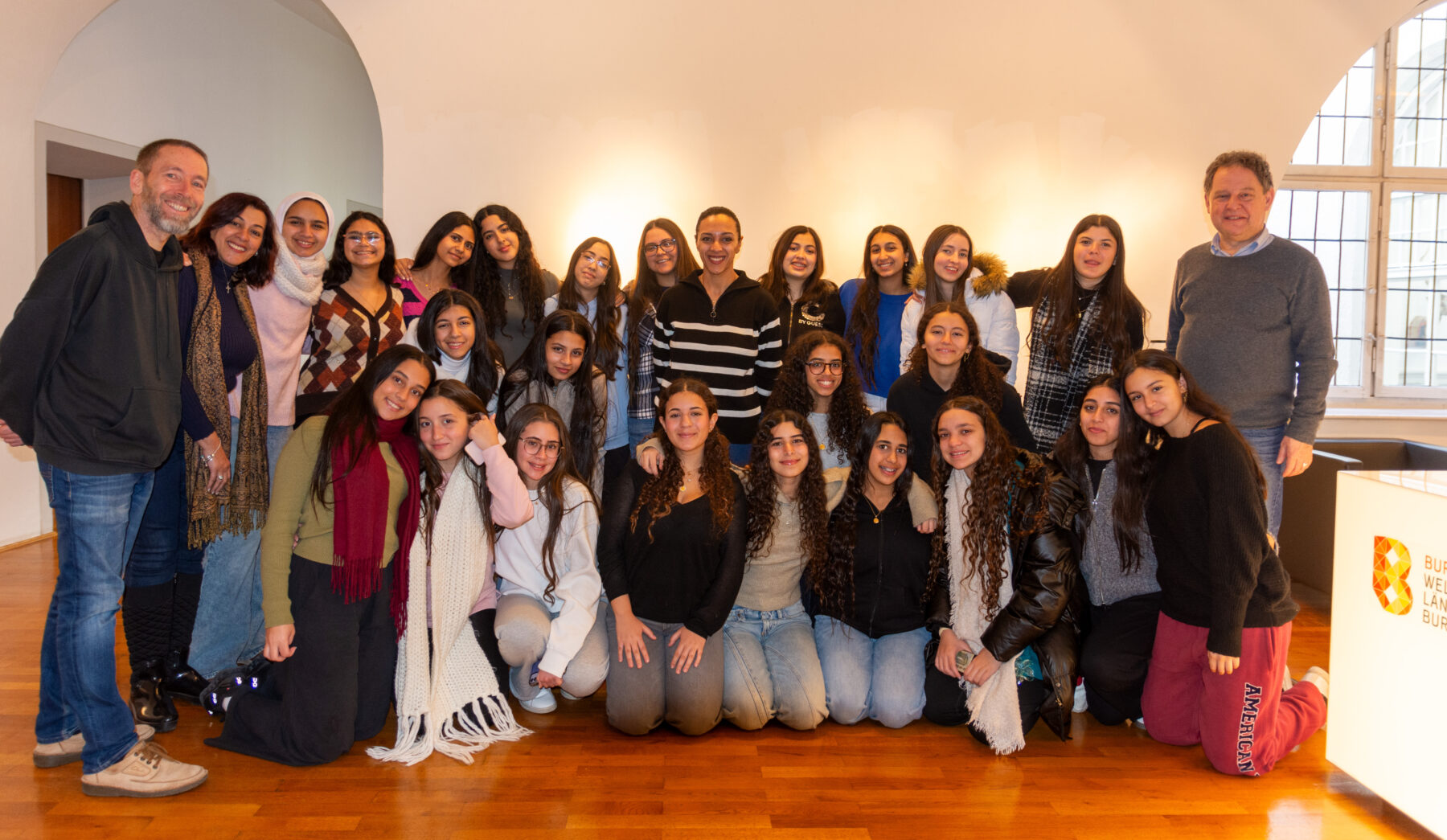 Foto: 23 Schülerinnen aus Alexandra zu Gast im Burghauser Rathaus mit Erstem Bürgermeister Florian Schneider (v.r.), Linette Alion (Mitte, die 2005 als Schülerin dabei war und heute als Lehrerin) sowie Lehrerin Rana Medhat und Stefan Angstl als Initiator des Schüleraustauschs und Lehrer am Aventinus Gymnasium sowie Dritter Bürgermeister. Fotocredit: Stadt Burghausen / köx