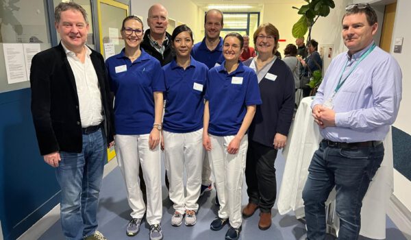 BU: Freuen sich über den gelungenen Tag der offenen Tür (v.l.): Bürgermeister Florian Schneider, Sarah Finsterwalder, Leitung Ergotherapie, Stefan Todtwalusch, Klinikleiter, Sivi Wagner, Ergotherapeutin, Tobias Roth, Leitung Physiotherapie, Martina Schwab, Physiotherapeutin, Maria Häusl, Leitung Therapiezentrum, Oliver Keller, Standortleiter Burghausen