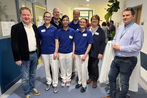 BU: Freuen sich über den gelungenen Tag der offenen Tür (v.l.): Bürgermeister Florian Schneider, Sarah Finsterwalder, Leitung Ergotherapie, Stefan Todtwalusch, Klinikleiter, Sivi Wagner, Ergotherapeutin, Tobias Roth, Leitung Physiotherapie, Martina Schwab, Physiotherapeutin, Maria Häusl, Leitung Therapiezentrum, Oliver Keller, Standortleiter Burghausen BU: Freuen sich über den gelungenen Tag der offenen Tür (v.l.): Bürgermeister Florian Schneider, Sarah Finsterwalder, Leitung Ergotherapie, Stefan Todtwalusch, Klinikleiter, Sivi Wagner, Ergotherapeutin, Tobias Roth, Leitung Physiotherapie, Martina Schwab, Physiotherapeutin, Maria Häusl, Leitung Therapiezentrum, Oliver Keller, Standortleiter Burghausen