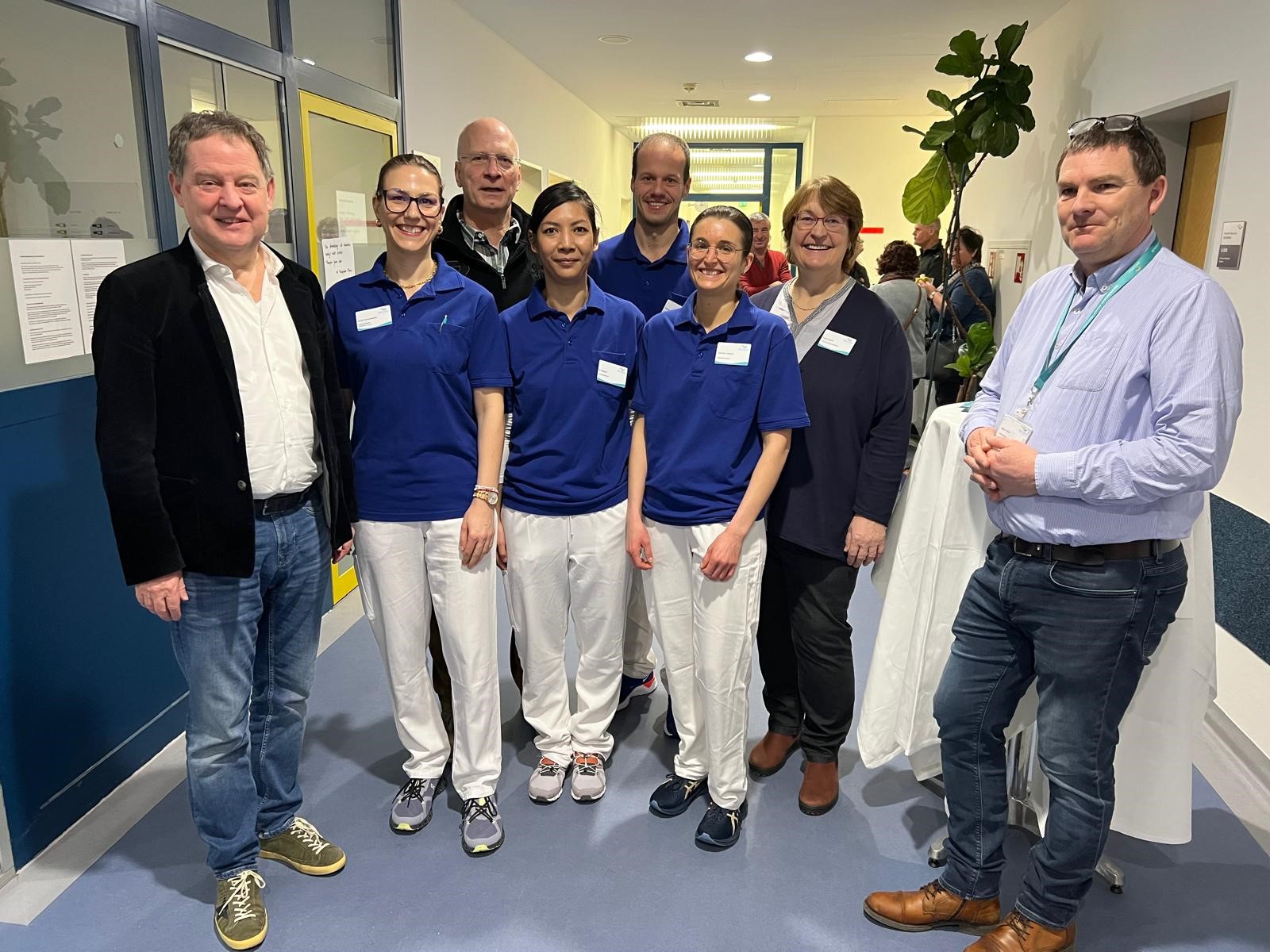 BU: Freuen sich über den gelungenen Tag der offenen Tür (v.l.): Bürgermeister Florian Schneider, Sarah Finsterwalder, Leitung Ergotherapie, Stefan Todtwalusch, Klinikleiter, Sivi Wagner, Ergotherapeutin, Tobias Roth, Leitung Physiotherapie, Martina Schwab, Physiotherapeutin, Maria Häusl, Leitung Therapiezentrum, Oliver Keller, Standortleiter Burghausen