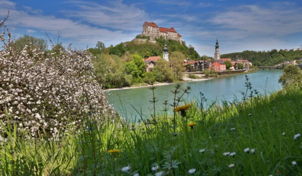 Ein Burghausen-Ausflug im Frühling ist extra farbenfroh. Fotocredit: Burghauser Touristik