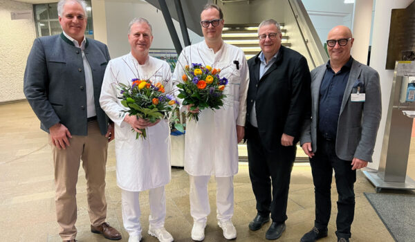 BUZ: Übergabe der Funktion des Ärztlichen Direktors der InnKlinikum-Standorte Altötting und Burghausen: (v.li.) Thomas Ewald (Vorstandsvorsitzender), Dr. Walter Notheis (Chefarzt), Prof. Dr. Christian Jurowich (Chefarzt), Michael Prostmeier (Kaufmännischer Vorstand) und Dr. Wolfgang Richter (Medizinvorstand). Foto: Schmitzer/InnKlinikum