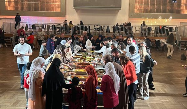 Zum gemeinsamen Fastenbrechen bringt jeder eine Speise für das offene Buffet mit. Fotocredit: Stadt Burghausen / Haus der Familie