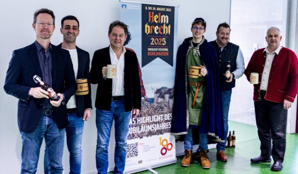 Bild: Foto Erster Bürgermeister Florian Schneider mit Dean Wilmington als Leiter Kulturbüro sowie Vertretern der Brauerei Wieninger und Ehrenamtliche vom Team Helmbrecht. Fotocredt: Dirk Hermes
