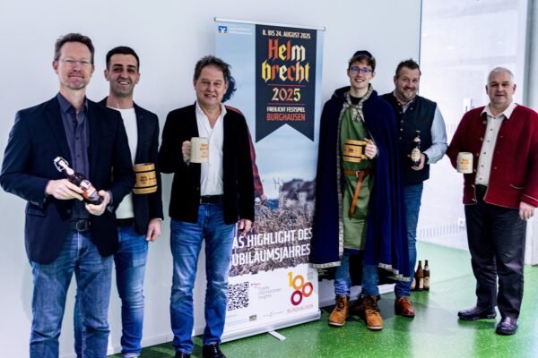 Bild: Foto Erster Bürgermeister Florian Schneider mit Dean Wilmington als Leiter Kulturbüro sowie Vertretern der Brauerei Wieninger und Ehrenamtliche vom Team Helmbrecht. Fotocredt: Dirk Hermes