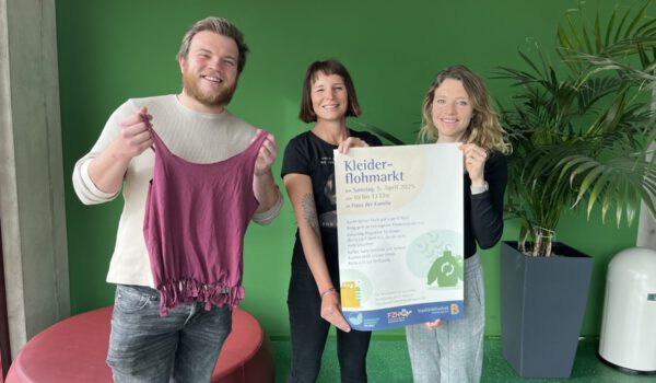 Foto: Zielführende Initiative für mehr Nachhaltigkeit: Marcel Anslinger, Leiter des Freizeitheim, Christin Moll, Leiterin der Stadtbibliothek, und Ines Huber vom Umweltamt (v.l.) veranstalten den Kleiderflohmarkt im Haus der Familie Fotocredit: Stadt Burghausen/sast
