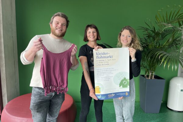 Foto: Zielführende Initiative für mehr Nachhaltigkeit: Marcel Anslinger, Leiter des Freizeitheim, Christin Moll, Leiterin der Stadtbibliothek, und Ines Huber vom Umweltamt (v.l.) veranstalten den Kleiderflohmarkt im Haus der Familie Fotocredit: Stadt Burghausen/sast