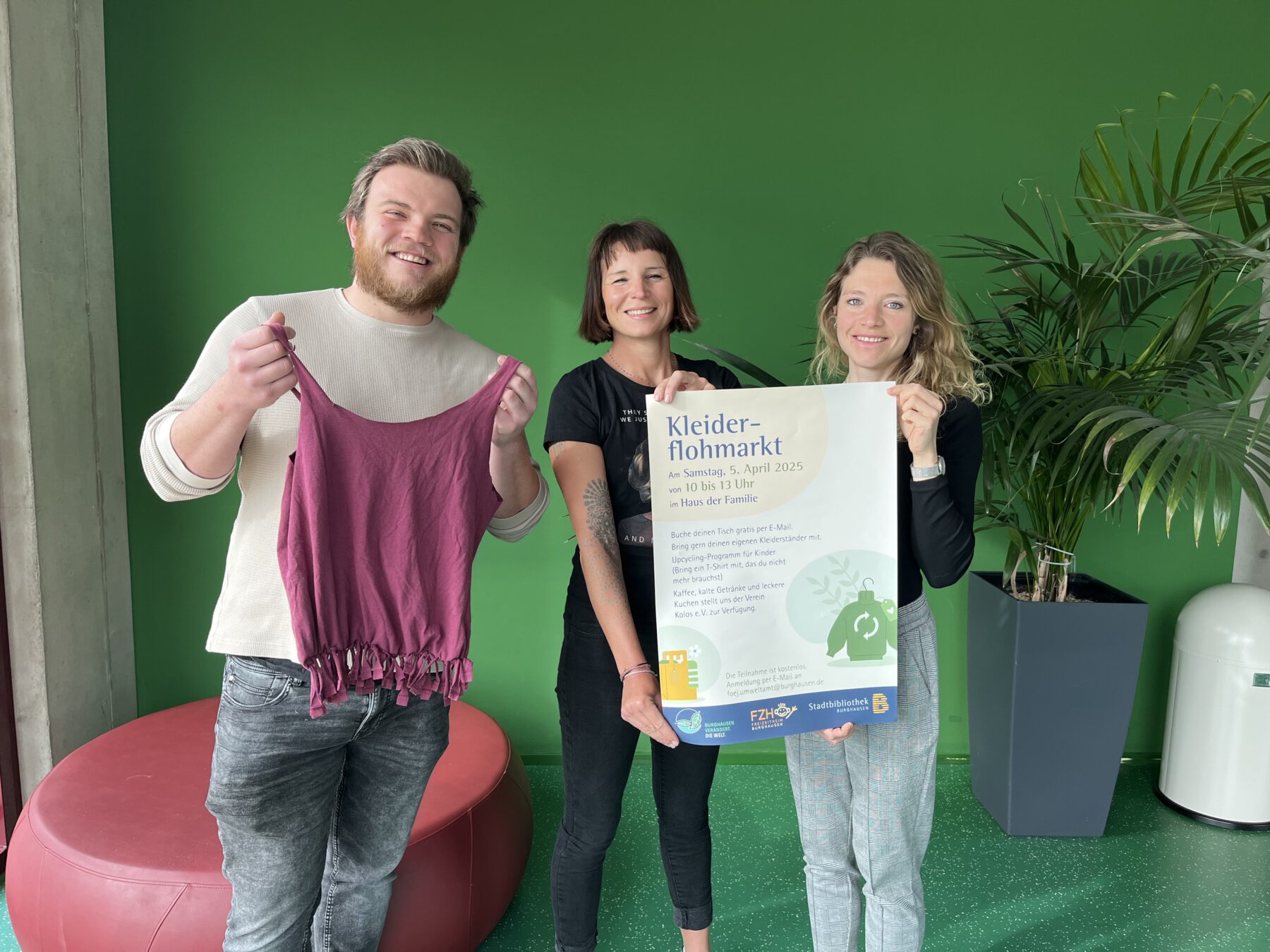Foto: Zielführende Initiative für mehr Nachhaltigkeit: Marcel Anslinger, Leiter des Freizeitheim, Christin Moll, Leiterin der Stadtbibliothek, und Ines Huber vom Umweltamt (v.l.) veranstalten den Kleiderflohmarkt im Haus der Familie Fotocredit: Stadt Burghausen/sast