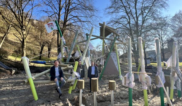 Erster Bürgermeister Florian Schneider mit Sarah Freudlsperger und Stefan Sajdak zu Besuch auf der Baustelle beim neuen Wöhrseespielplatz. Foto: Stadt Burghausen / köx