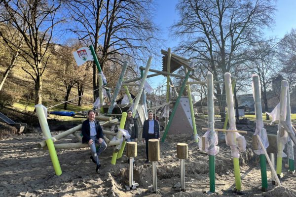 Erster Bürgermeister Florian Schneider mit Sarah Freudlsperger und Stefan Sajdak zu Besuch auf der Baustelle beim neuen Wöhrseespielplatz. Foto: Stadt Burghausen / köx Erster Bürgermeister Florian Schneider mit Sarah Freudlsperger und Stefan Sajdak zu Besuch auf der Baustelle beim neuen Wöhrseespielplatz. Foto: Stadt Burghausen / köx