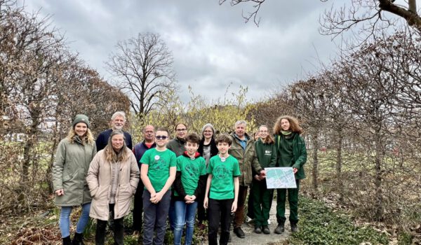 Erste Reihe von links: Ines Huber, Silvia Hofrichter, Filip, David und Michi (Schüler aus der Naturhelfergruppe der Johannes Hess-Schule) Zweite Reihe von links: Georg Dorfner (Insektenhotelbauer), Rolf Hofrichter, Eva Kohlhofer, Michaela Müller, Rochus Doblander, versteckt: Sabine Muchan, Anna-Lena Wallner und Joel Feige. Foto: Stadt Burghausen / Königseder