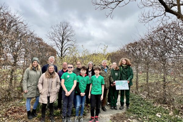 Erste Reihe von links: Ines Huber, Silvia Hofrichter, Filip, David und Michi (Schüler aus der Naturhelfergruppe der Johannes Hess-Schule) Zweite Reihe von links: Georg Dorfner (Insektenhotelbauer), Rolf Hofrichter, Eva Kohlhofer, Michaela Müller, Rochus Doblander, versteckt: Sabine Muchan, Anna-Lena Wallner und Joel Feige. Foto: Stadt Burghausen / Königseder Erste Reihe von links: Ines Huber, Silvia Hofrichter, Filip, David und Michi (Schüler aus der Naturhelfergruppe der Johannes Hess-Schule) Zweite Reihe von links: Georg Dorfner (Insektenhotelbauer), Rolf Hofrichter, Eva Kohlhofer, Michaela Müller, Rochus Doblander, versteckt: Sabine Muchan, Anna-Lena Wallner und Joel Feige. Foto: Stadt Burghausen / Königseder