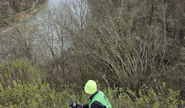 Waghalsige Müllsammelaktion vom Jahr 2024. Drei DAV-Mitglieder sammelten Müll am Salzachhang. Foto ebh