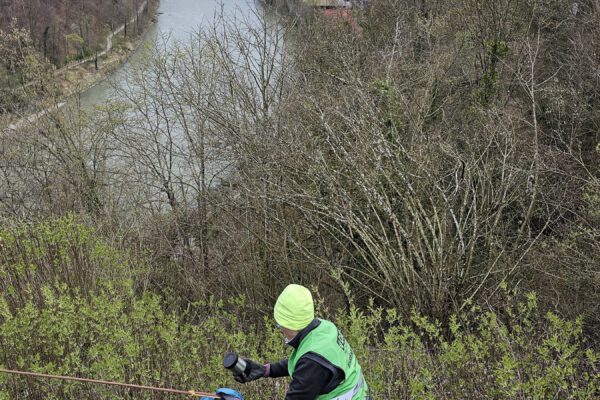 Waghalsige Müllsammelaktion vom Jahr 2024. Drei DAV-Mitglieder sammelten Müll am Salzachhang. Foto ebh Waghalsige Müllsammelaktion vom Jahr 2024. Drei DAV-Mitglieder sammelten Müll am Salzachhang. Foto ebh